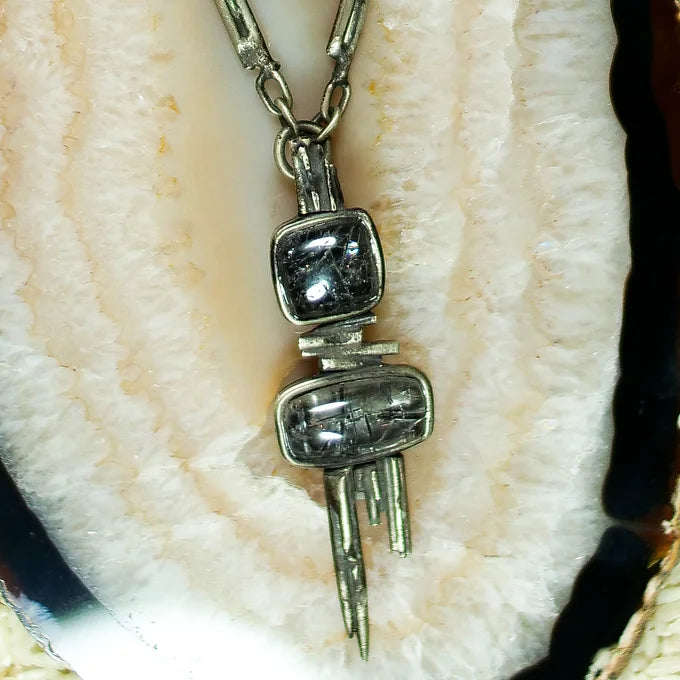 E.T. necklace / E:T: collar